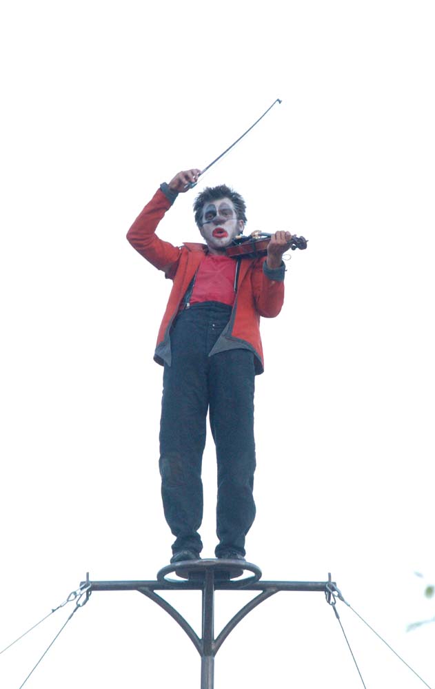 Moïse Bernier, clow acrobate sur mât chinois violoniste !