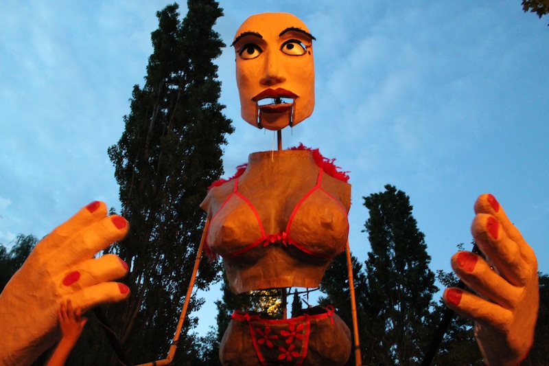 Marionnette géante de la Cie Tête à plumes à La Bâtie-Rolland